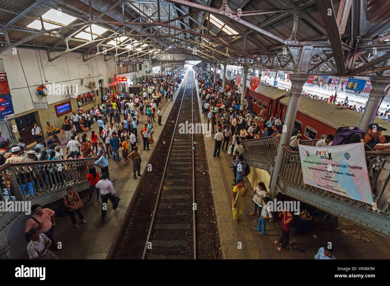 Colombo, Sri Lanka, 21 mars 2016 : des foules de gens sur gare à Colombo, capitale du Sri Lanka. Train est l'un des plus populaires de moyenne transpor Banque D'Images