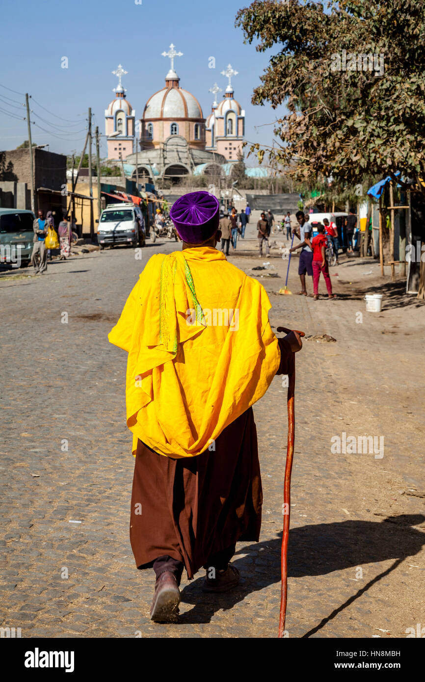 Un prêtre orthodoxe éthiopienne, à l'église de marche, de l'Éthiopie Ziway Banque D'Images