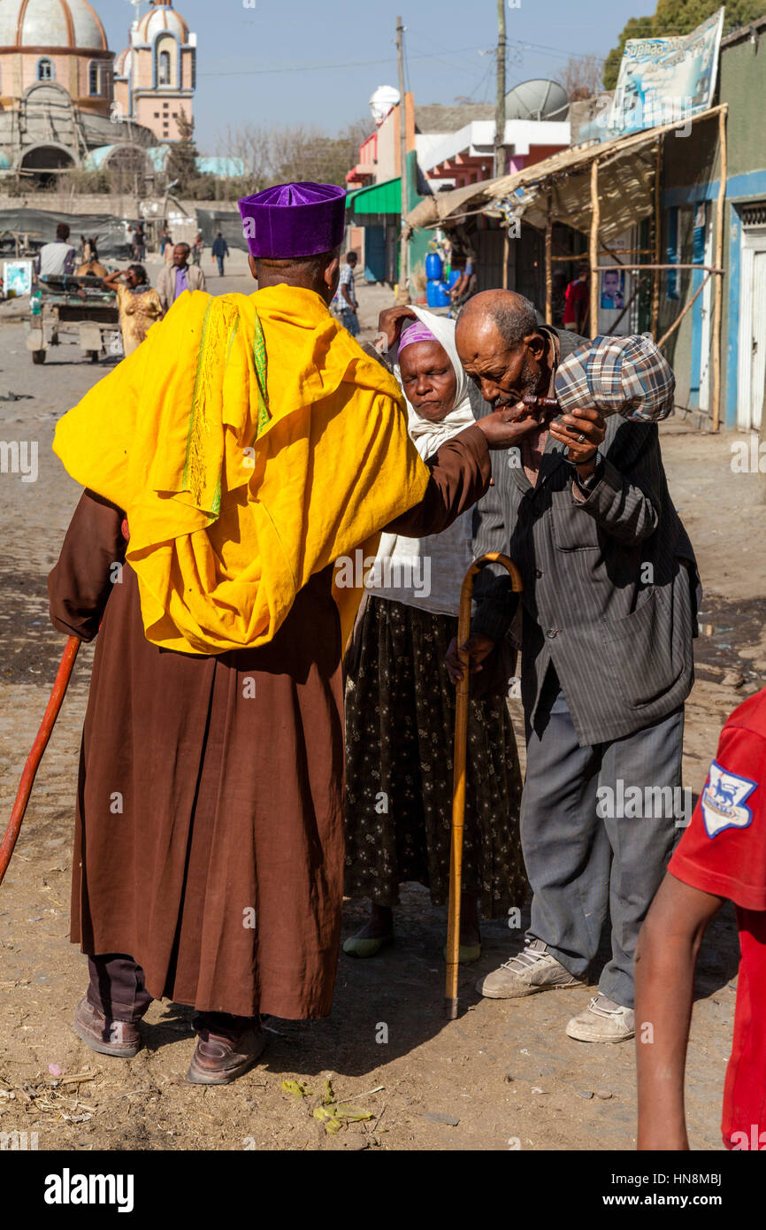 Un prêtre orthodoxe éthiopienne bénédiction un couple de personnes âgées, Ziway, Ethiopie Banque D'Images