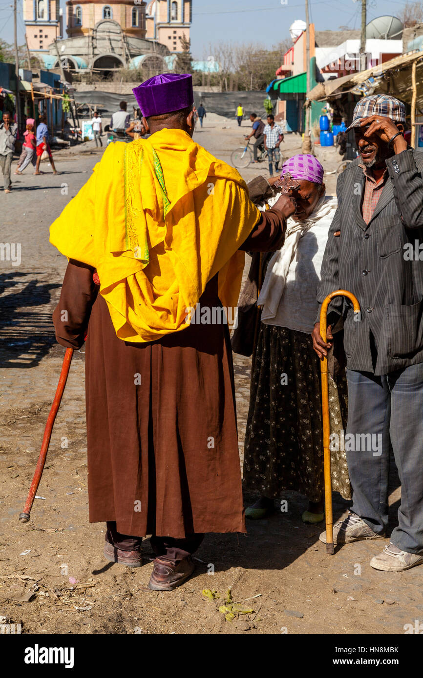 Un prêtre orthodoxe éthiopienne bénédiction un couple de personnes âgées, Ziway, Ethiopie Banque D'Images