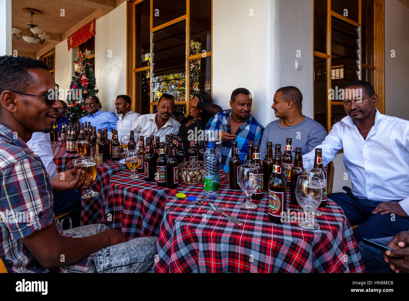 Une fête de mariage, les invités à un mariage de boire de la bière, du lac Ziway, Ziway, Ethiopie Banque D'Images