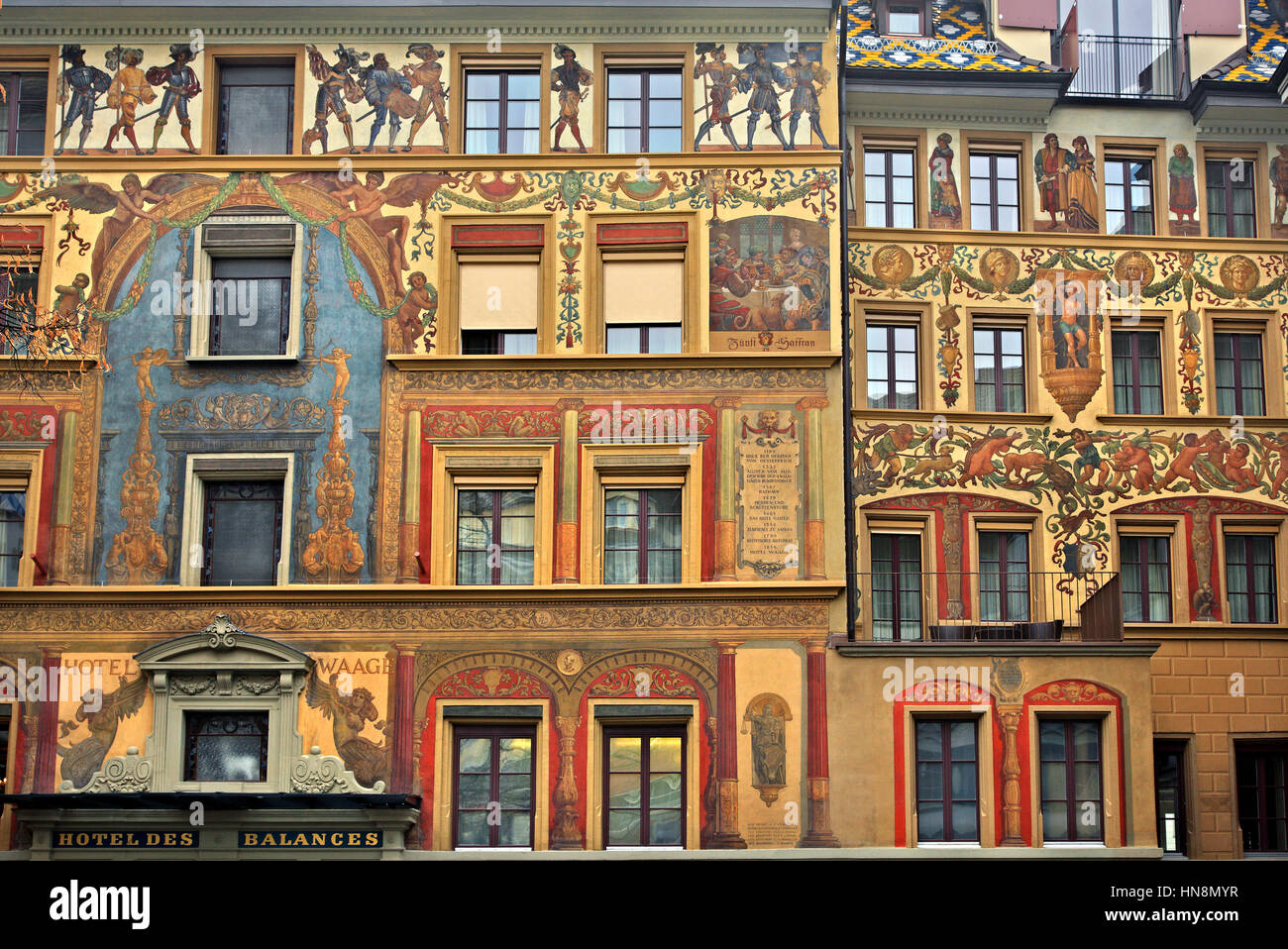 La façade de l'Hotel des Balances (12e siècle) dans la vieille ville de  Lucerne, Suisse Photo Stock - Alamy