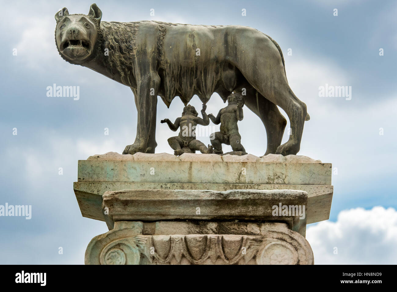 Rome, Italie- près de la célèbre sculpture Lupa Capitolina, autrement connu sous le nom de la Louve du capitole et les jumeaux trouvés à Rome. La sculpture représentant Banque D'Images