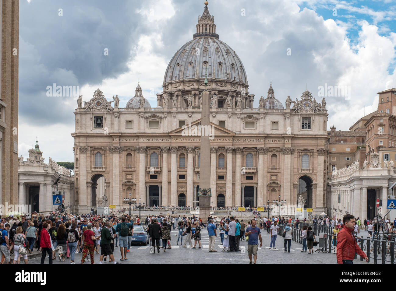 Rome, Italie- Vue extérieure de (nouveau) la Basilique St Pierre situé dans la Cité du Vatican (une enclave de Rome). Commencé par le Pape Jules II, la basilique Saint-Pierre est dedicat Banque D'Images Rome, Italie- Vue extérieure de (nouveau) la Basilique St Pierre situé dans la Cité du Vatican (une enclave de Rome). Commencé par le Pape Jules II, la basilique Saint-Pierre est dedicat Banque D'Images