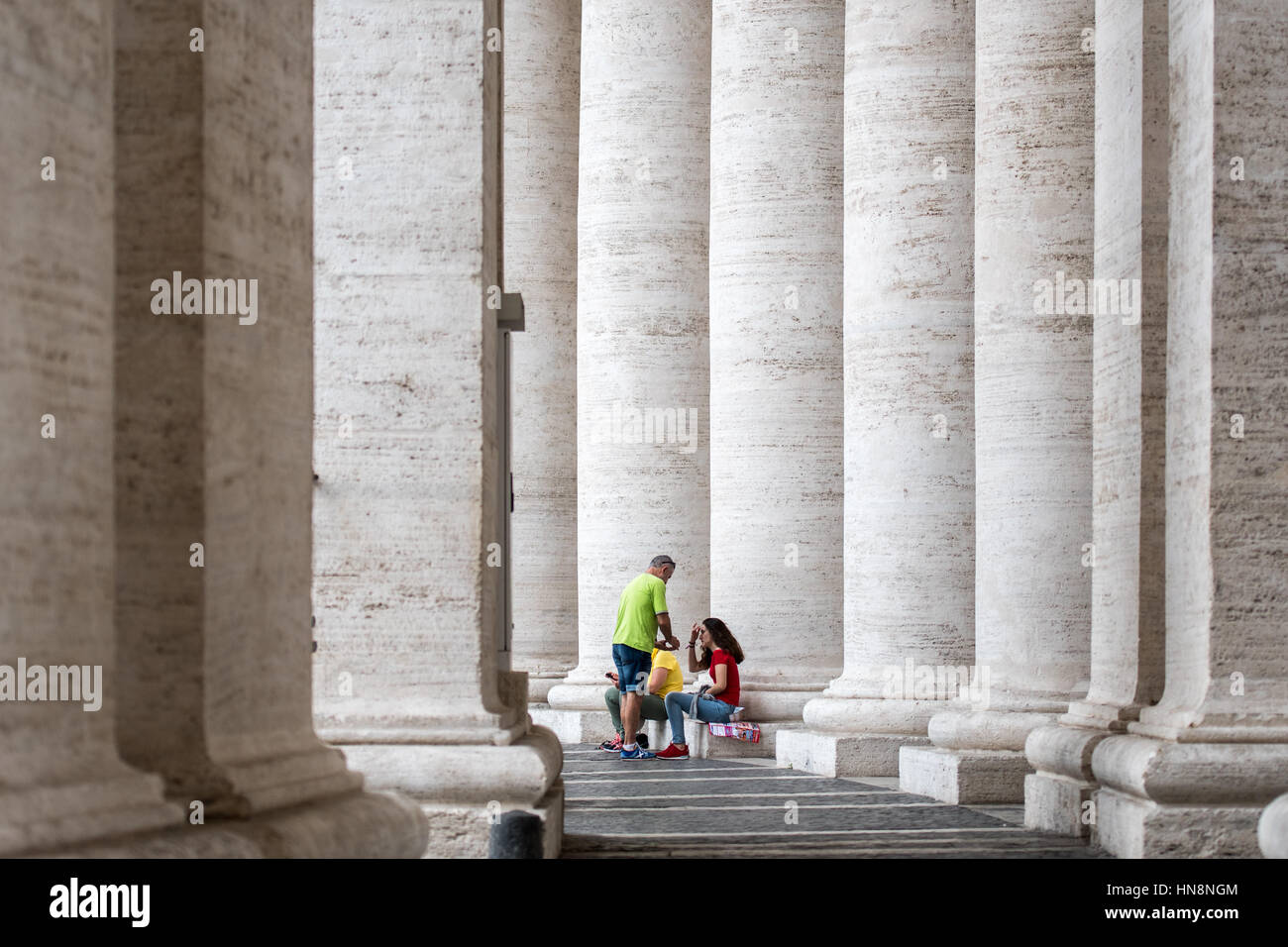 Rome, Italie- touristes reposant sur l'extérieur des piliers (nouveau) la Basilique St Pierre situé dans la Cité du Vatican (une enclave de Rome). Commencé par le pape Jules Banque D'Images Rome, Italie- touristes reposant sur l'extérieur des piliers (nouveau) la Basilique St Pierre situé dans la Cité du Vatican (une enclave de Rome). Commencé par le pape Jules Banque D'Images