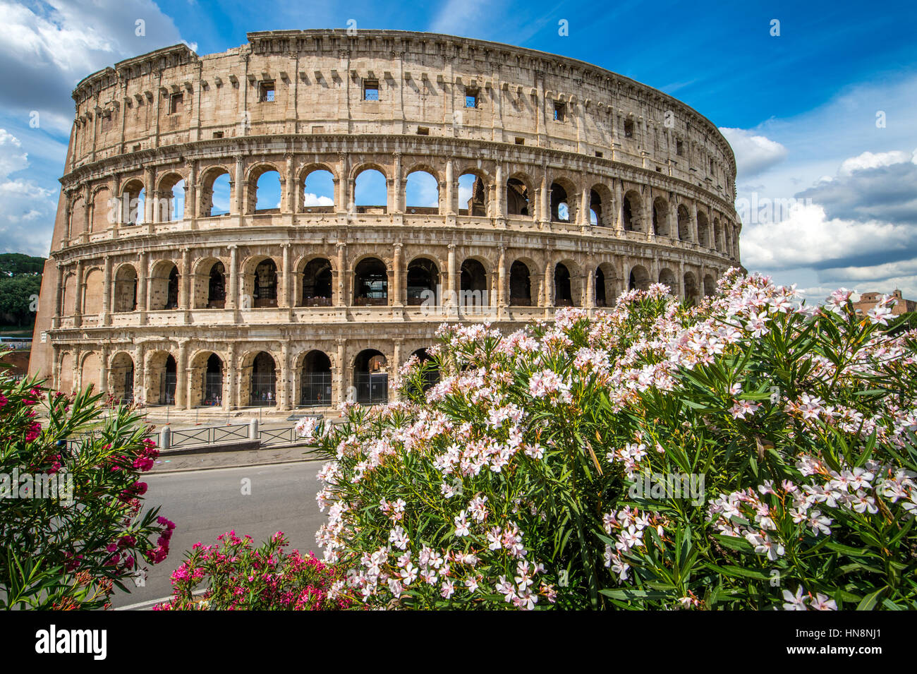 Rome, Italie- sur le célèbre amphithéâtre de pierre connue sous le nom de Colisée romain situé à l'Est du Forum Romain. Officiellement connu sous le nom de l'Amphi Flaviens Banque D'Images