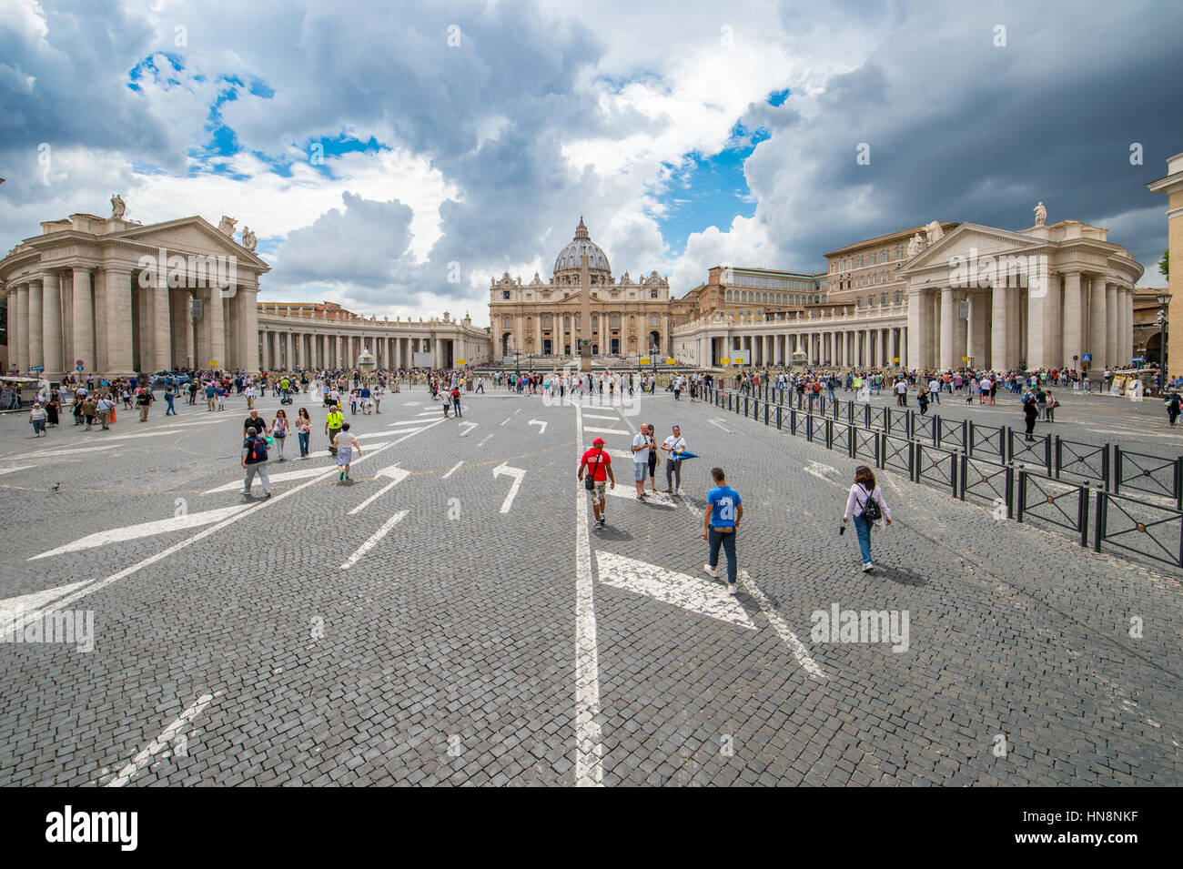 Rome, Italie- Vue extérieure de (nouveau) la Basilique St Pierre situé dans la Cité du Vatican (une enclave de Rome). Commencé par le Pape Jules II, la basilique Saint-Pierre est dedicat Banque D'Images Rome, Italie- Vue extérieure de (nouveau) la Basilique St Pierre situé dans la Cité du Vatican (une enclave de Rome). Commencé par le Pape Jules II, la basilique Saint-Pierre est dedicat Banque D'Images