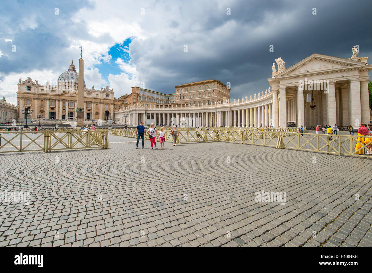 Rome, Italie- Vue extérieure de (nouveau) la Basilique St Pierre situé dans la Cité du Vatican (une enclave de Rome). Commencé par le Pape Jules II, la basilique Saint-Pierre est dedicat Banque D'Images Rome, Italie- Vue extérieure de (nouveau) la Basilique St Pierre situé dans la Cité du Vatican (une enclave de Rome). Commencé par le Pape Jules II, la basilique Saint-Pierre est dedicat Banque D'Images