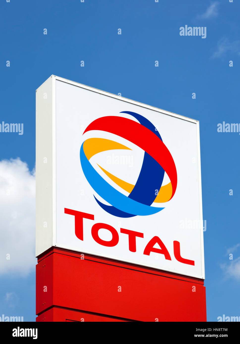 Signe Total l'identification d'une station d'essence. Total S.A. est une société pétrolière multinationale et l'un des six "upermajor' compagnies pétrolières dans le monde. Banque D'Images