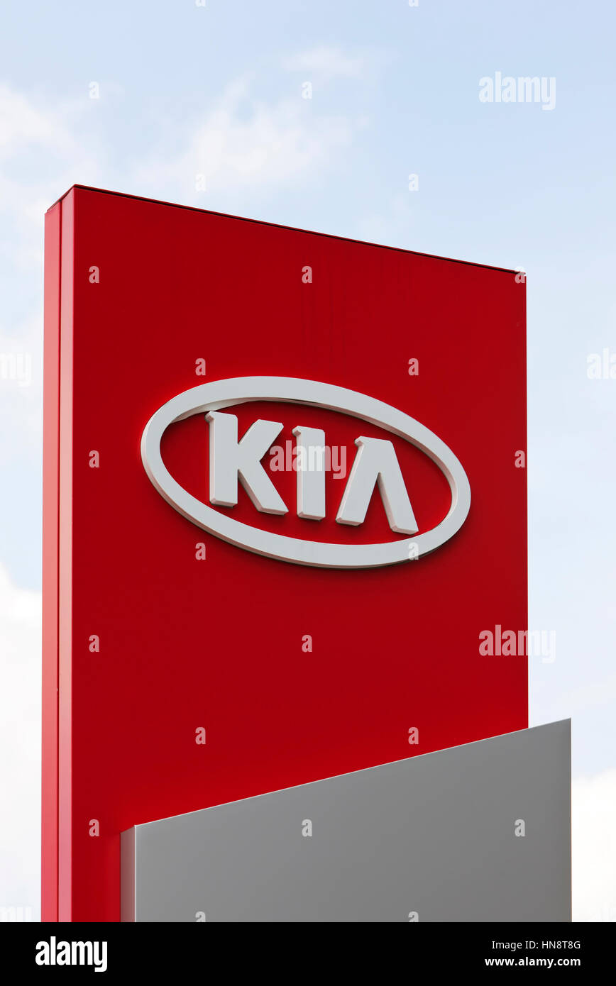 Logo KIA à un concessionnaire. KIA Motors, basée à Séoul, Corée du Sud est deuxième plus grand fabricant d'automobiles. Banque D'Images