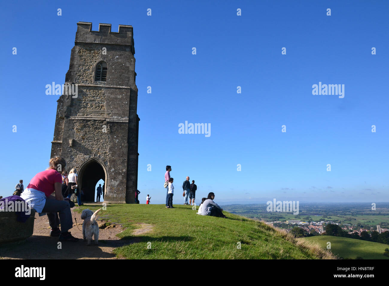 Une journée bien remplie à Tor de Glastonbury, Somerset, Royaume-Uni. Soleil d'octobre. Banque D'Images