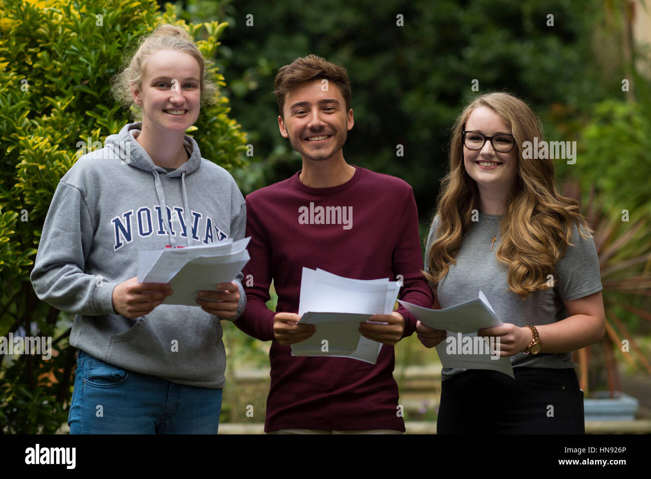 Les élèves l'ouverture de leurs résultats sur un jour les résultats de niveau à Swansea, Pays de Galles, Royaume-Uni. Banque D'Images