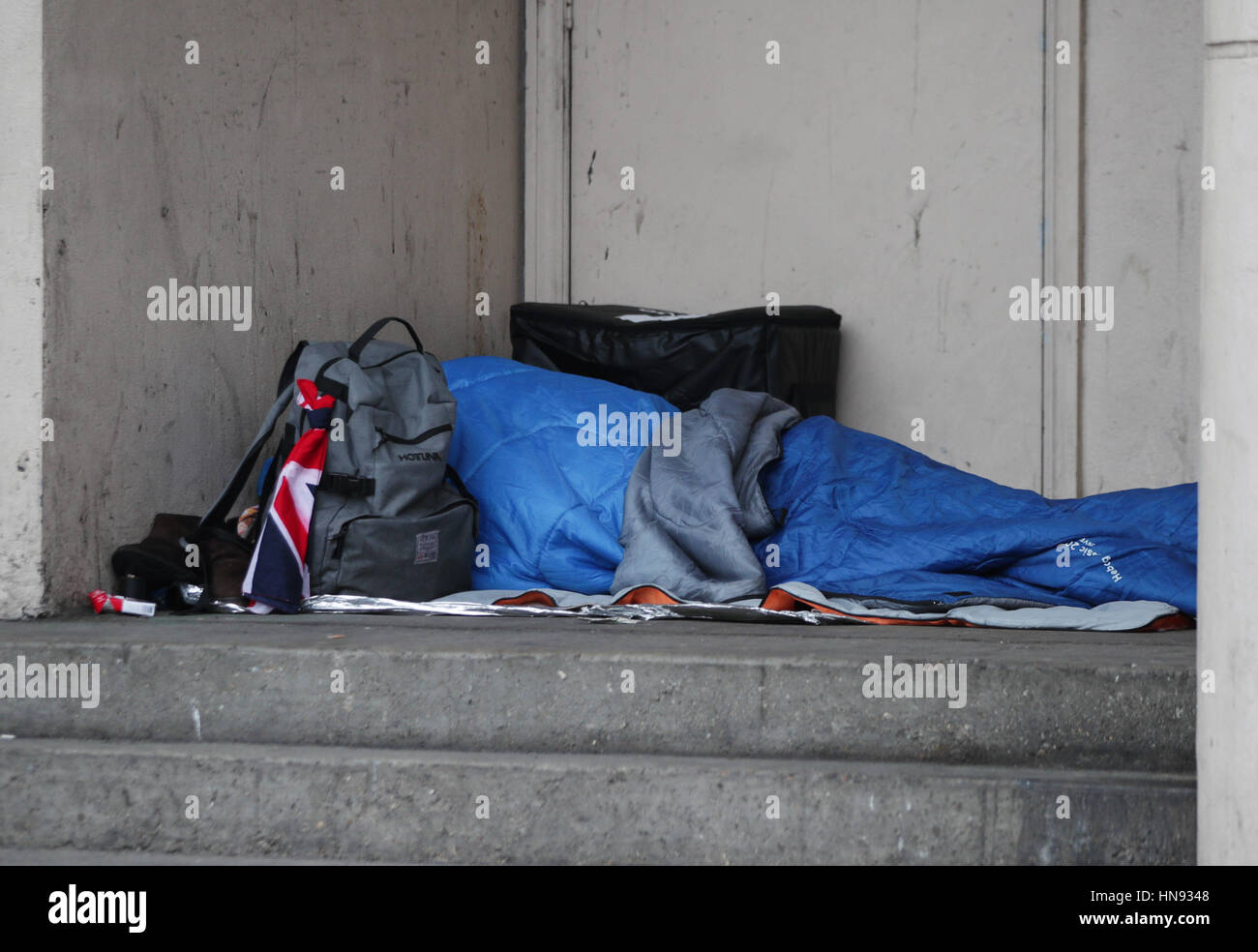 Une personne sans-abri dorment dans la rue dans une embrasure dans Farringdon, Londres. ASSOCIATION DE PRESSE Photo. Photo date : mardi 7 février 2017. Crédit photo doit se lire : Yui Mok/PA Wire Banque D'Images