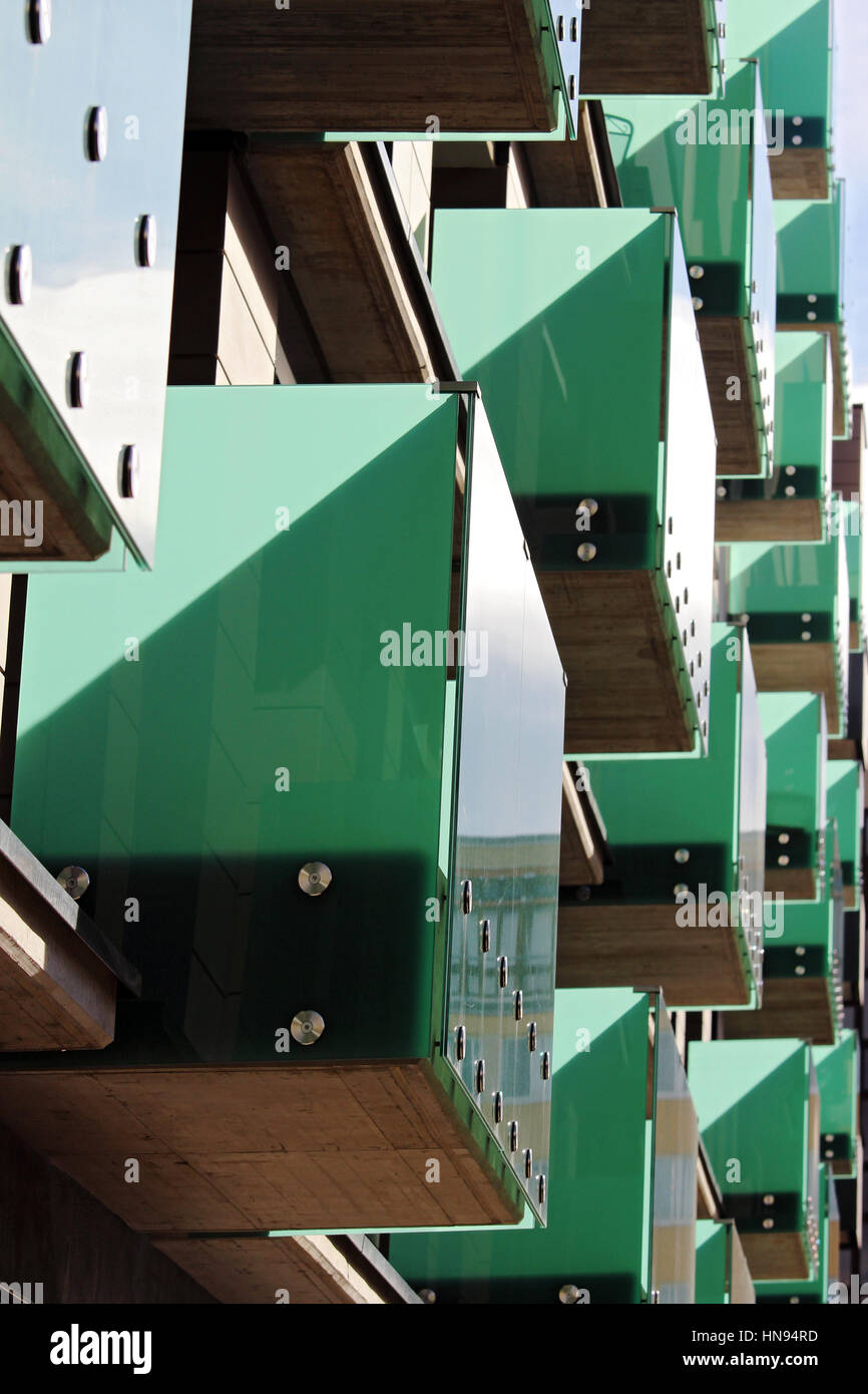 Détail de balcon en verre vert moderne au cours de journée ensoleillée Banque D'Images