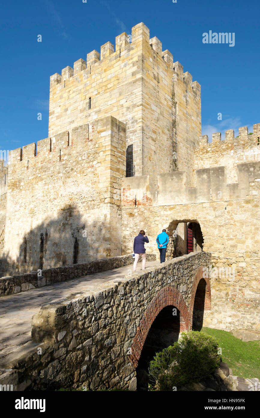 Deux personnes sur une passerelle, Castelo de Sao Jorge, Lisbonne, Portugal Banque D'Images