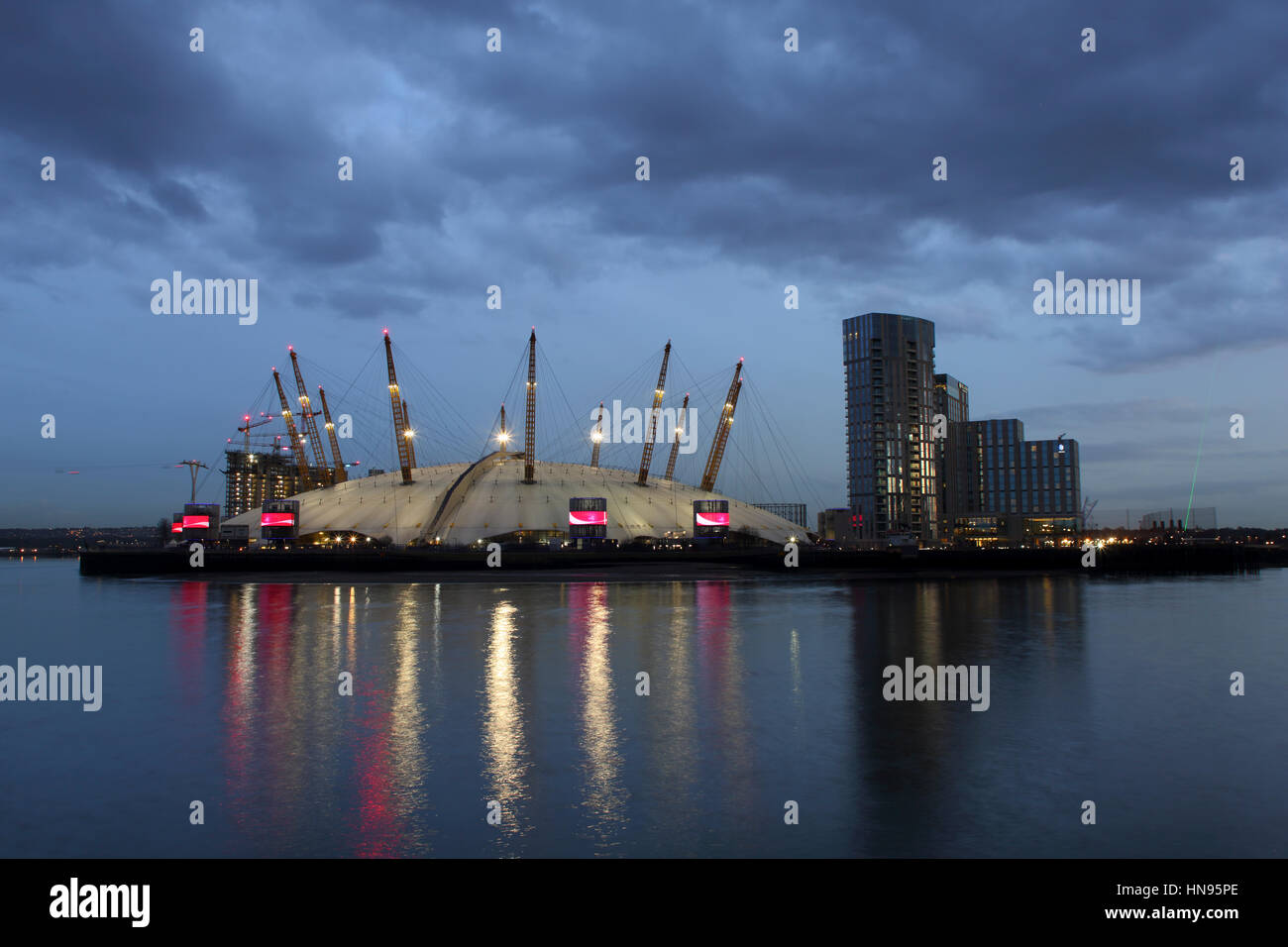 L'O2 Millennium Dome sur la péninsule de Greenwich dans le sud-est de Londres à 'Blue Hour' Banque D'Images
