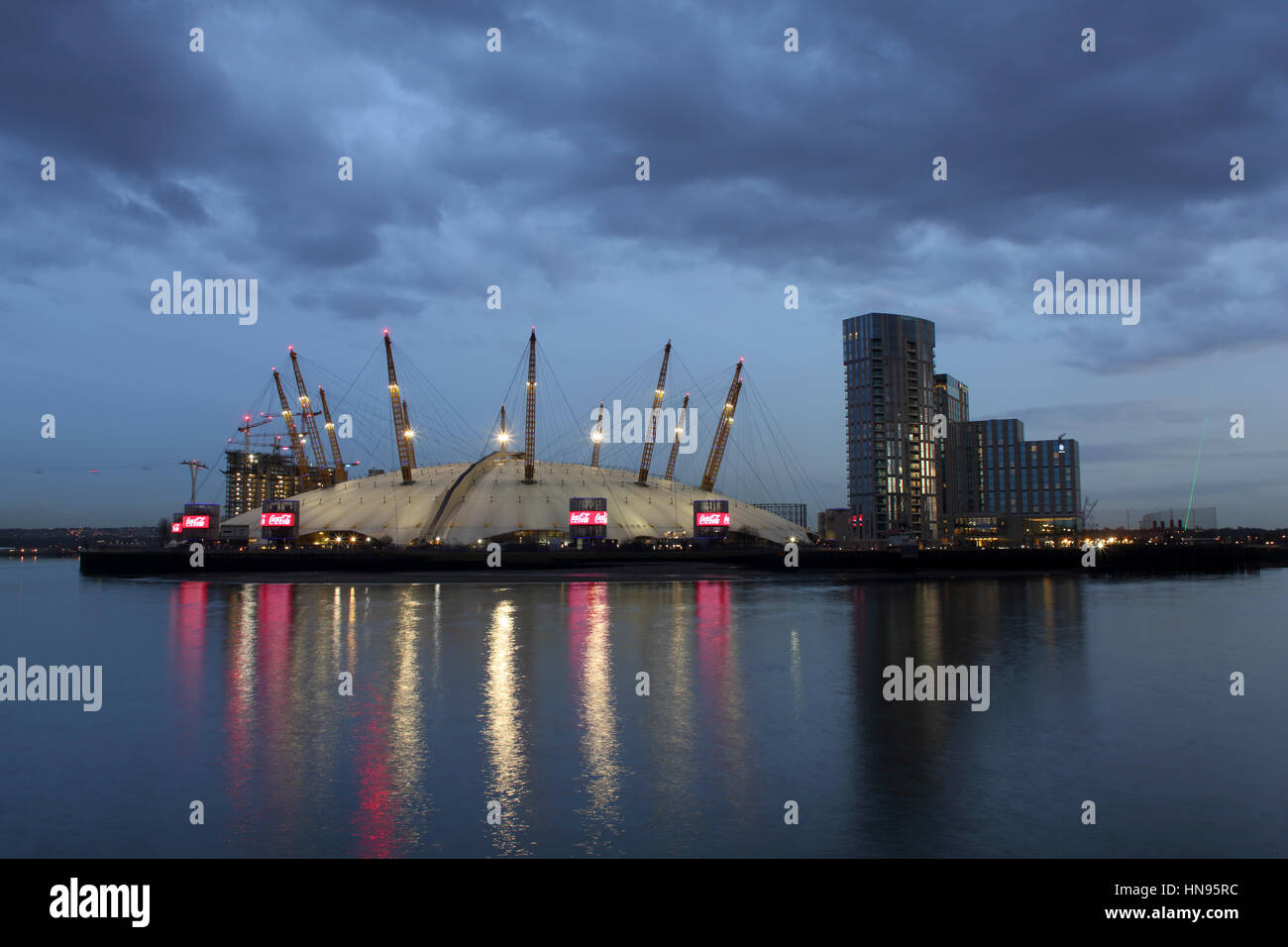 L'O2 Millennium Dome sur la péninsule de Greenwich dans le sud-est de Londres à 'Blue Hour' Banque D'Images