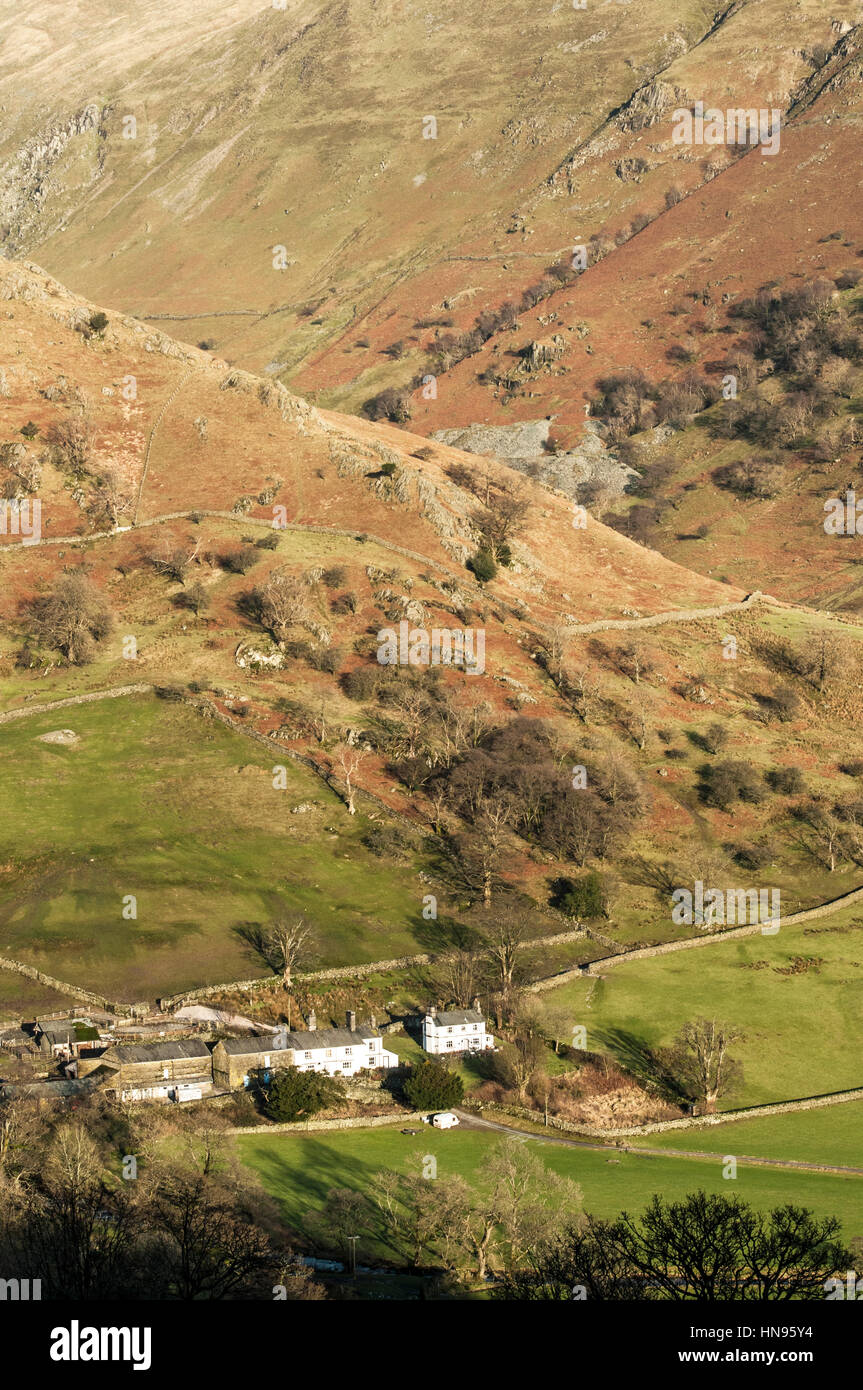 En vertu de l'exploitation agricole a reculé d'un parc du haut de la vallée de Troutbeck dans le Lake District Banque D'Images