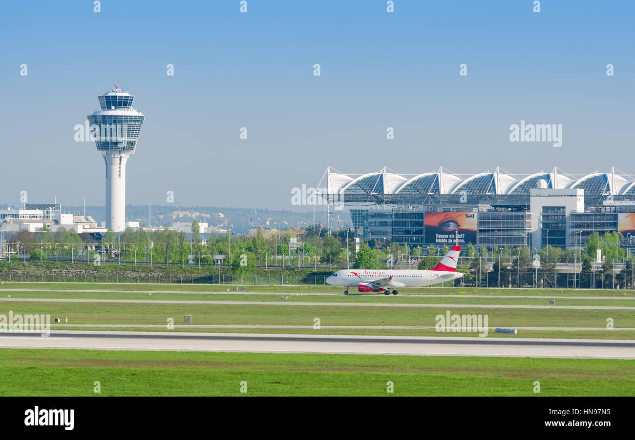 Munich, Allemagne - le 6 mai 2016 : l'aéroport international de Munich vue panoramique avec l'avion de passagers d'Austrian Airlines sur la piste de circulation au sol Banque D'Images