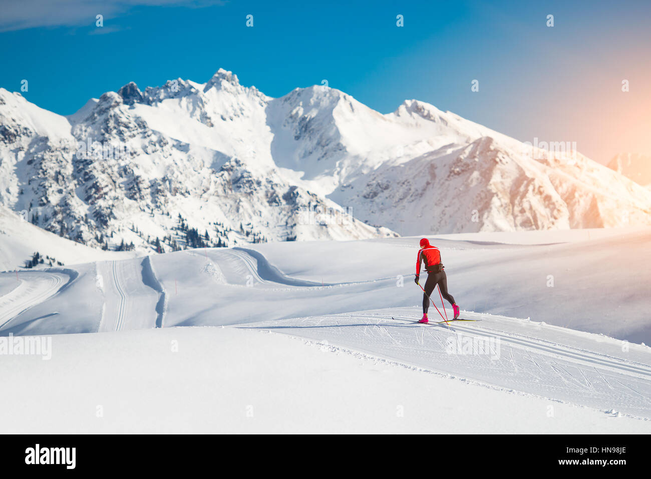 Le ski de fond technique classique pratiqué par l'homme dans un beau sentier panoramique Banque D'Images
