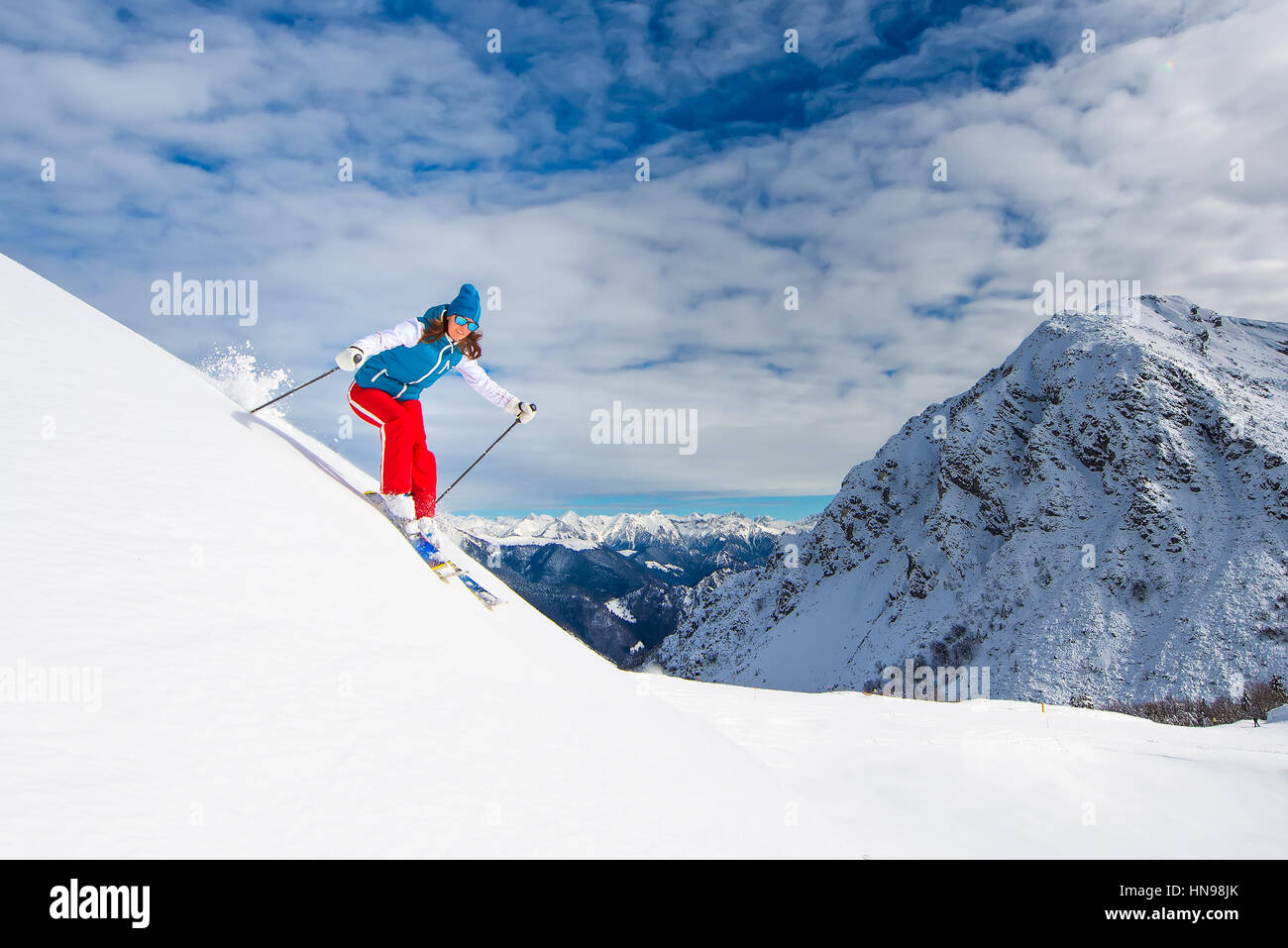Cheerful girl dans le ski hors-piste Banque D'Images