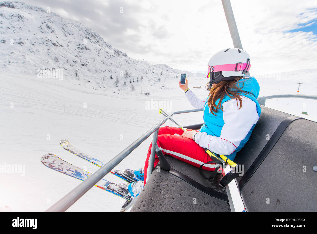 Skieur ski fille en télésiège selfies obtient un Banque D'Images