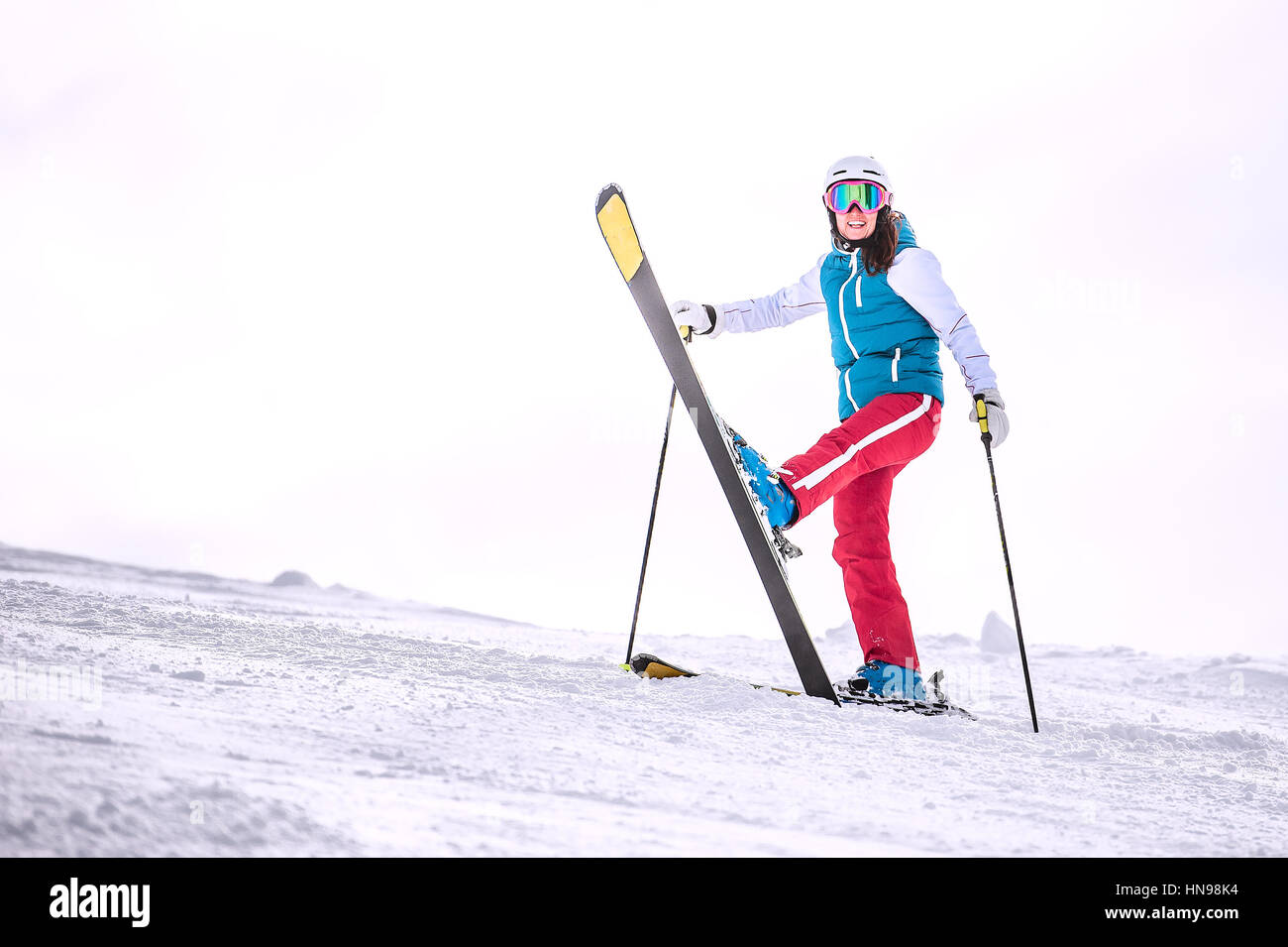 Ski, hiver - happy girl skier on mountainside Banque D'Images