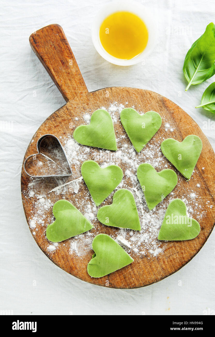 Pâtes farcies vert. Différents types de pâtes en forme de coeur Photo Stock Alamy