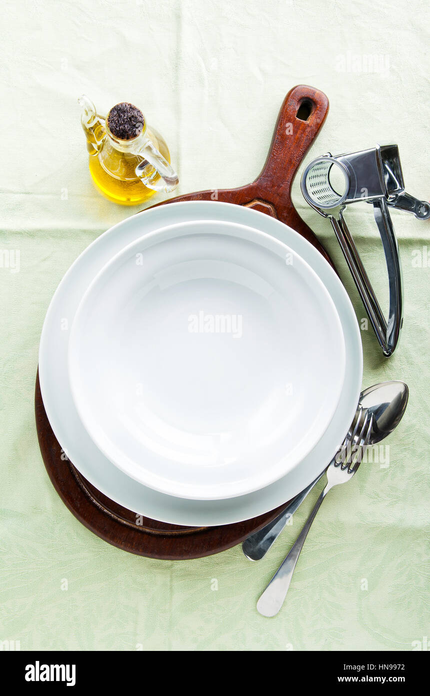 assiettes-vides-sur-une-nappe-dans-un-restaurant-le-d-jeuner-petit