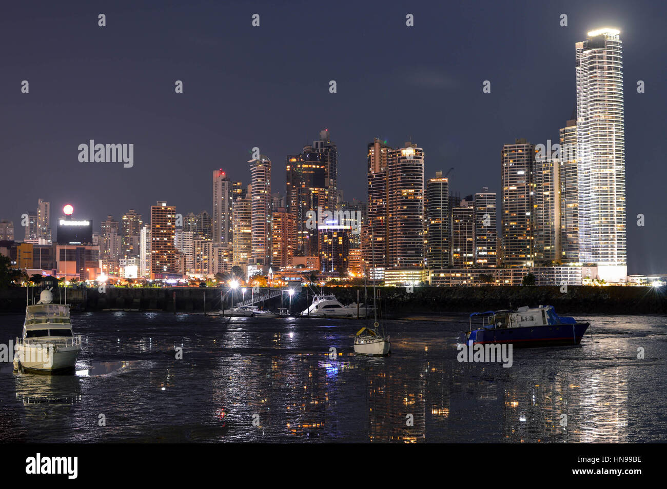 La ville de Panama, Panama - 29 août 2015 : Panama city skyline est vu la nuit le 29 août 2015, au Panama, en Amérique centrale. Banque D'Images