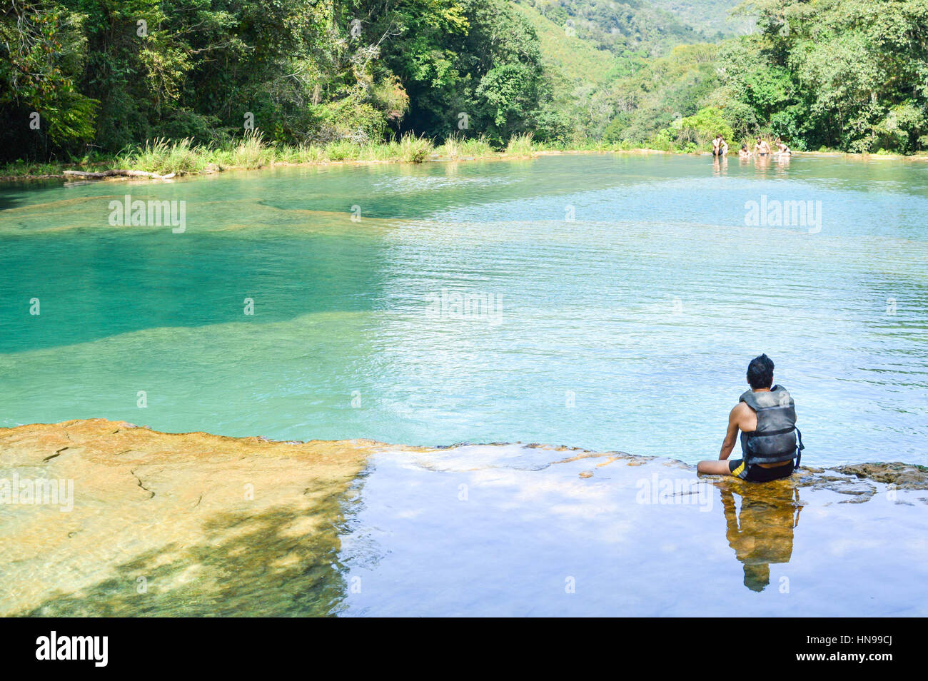 Belle des bassins d'eau turquoise et les ponts en pierre calcaire entouré par la jungle à semuc champey, dans la région de Alta Verapaz, guatemala Banque D'Images