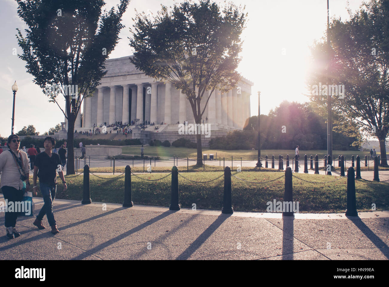 Washington DC, USA - 27 septembre 2014 : les touristes déambuler dans les ruelles de National Mall avec le Lincoln Memorial vu sur l'arrière-plan sur le coucher du soleil, W Banque D'Images