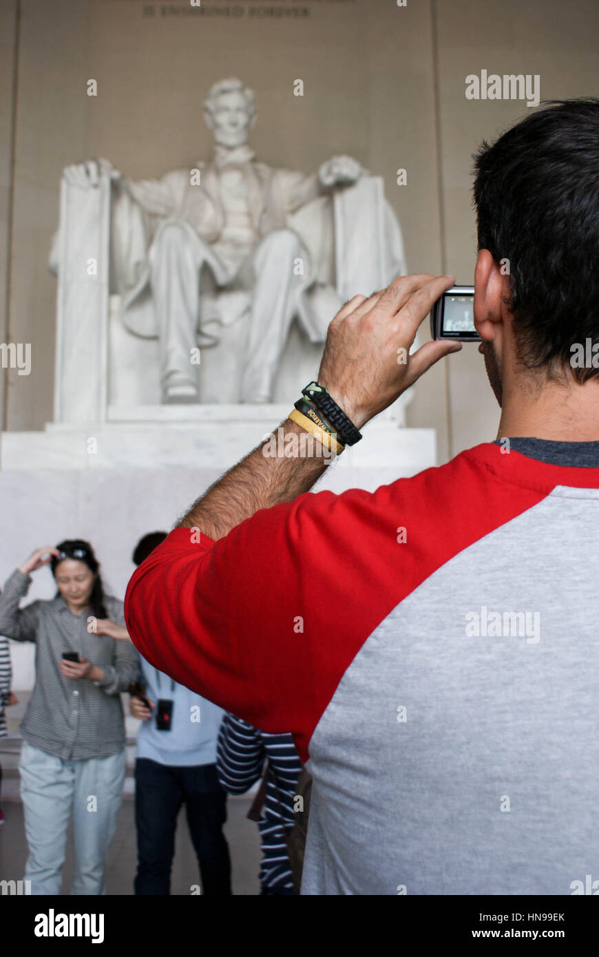 Washington DC, USA - 27 septembre 2014 : les touristes de prendre des photos et poser en face de l'emblématique statue de Lincoln au Lincoln Memorial, Washington DC, USA Banque D'Images