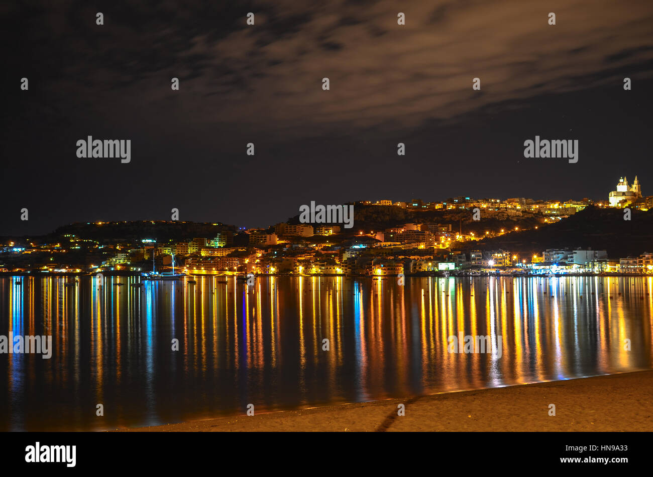 Mellieha Bay à Malte sur la côte méditerranéenne chatoyante Banque D'Images