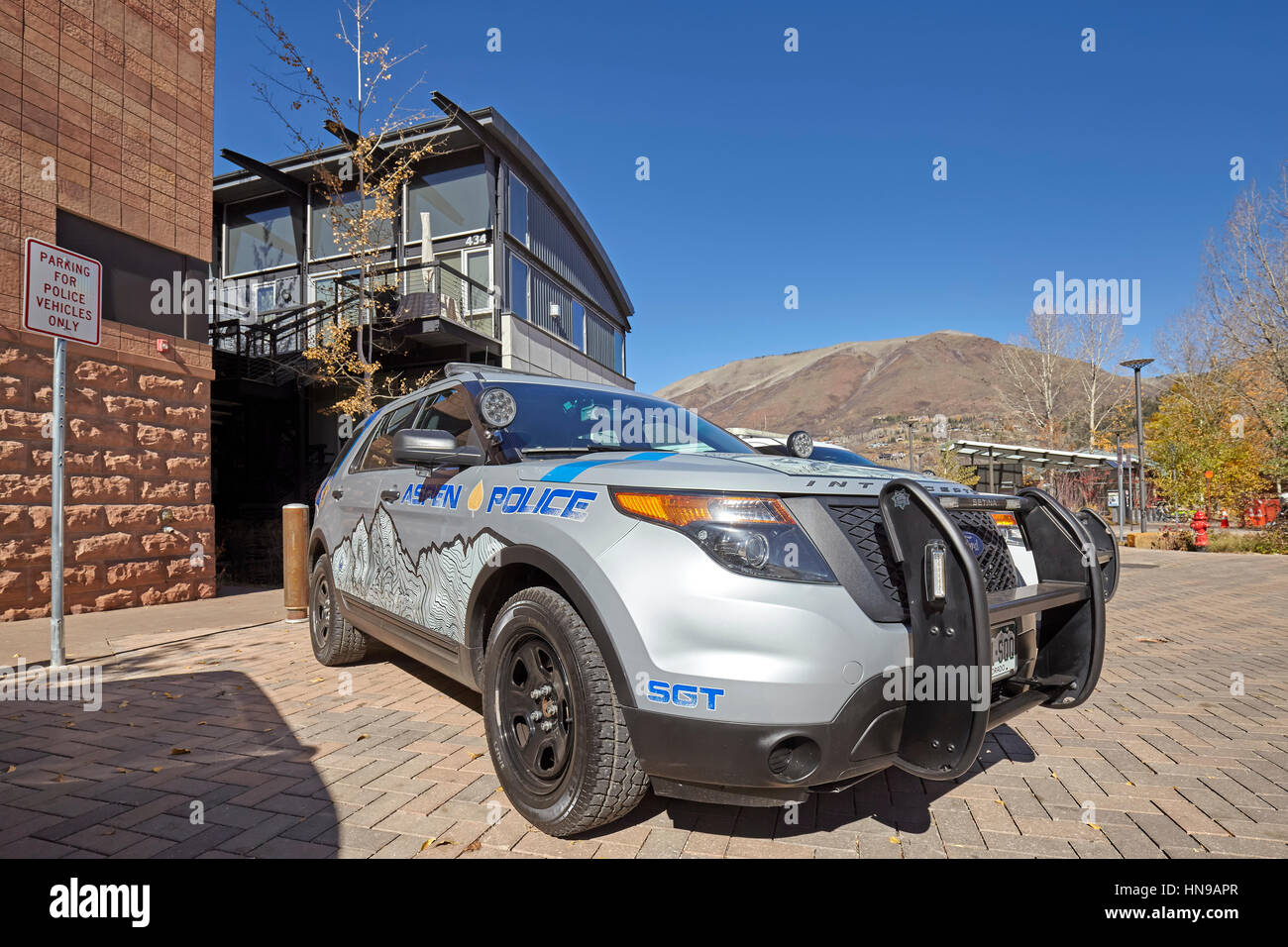 Aspen, USA - 20 novembre 2016 : police SUV voiture garée en face du poste de police. Banque D'Images
