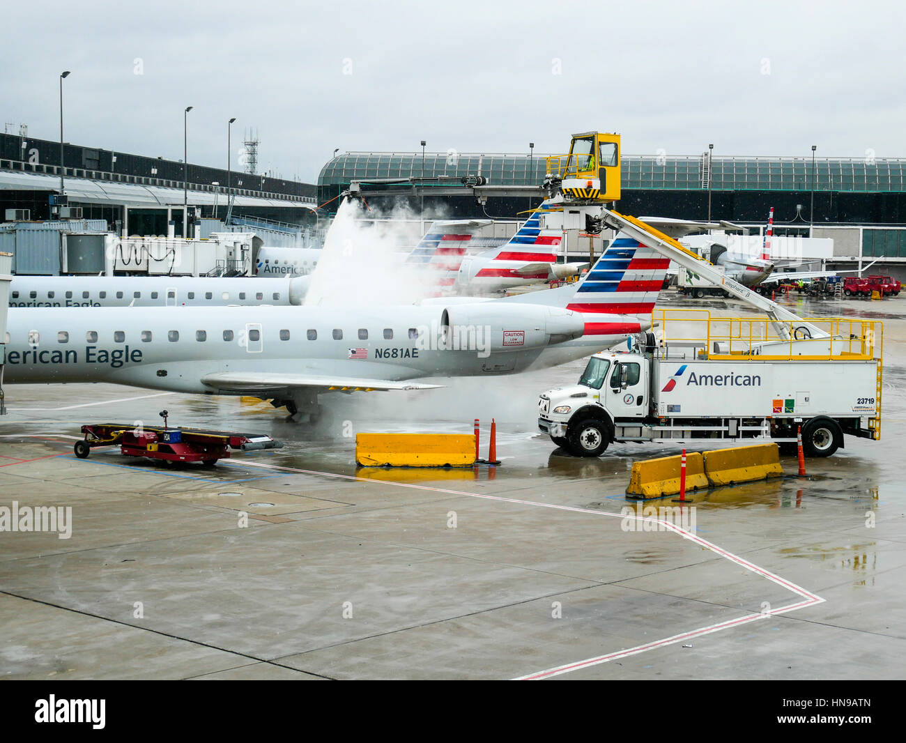 Le dégivrage d'un avion de transport régional à l'aéroport international O'Hare. Chicago, Illinois. Banque D'Images