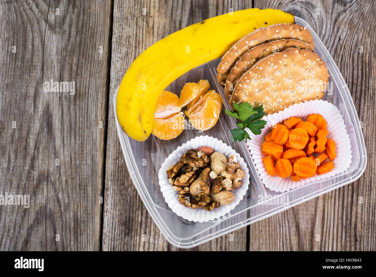 Les aliments de santé et de remise en forme dans le déjeuner fort sur fond de bois Banque D'Images