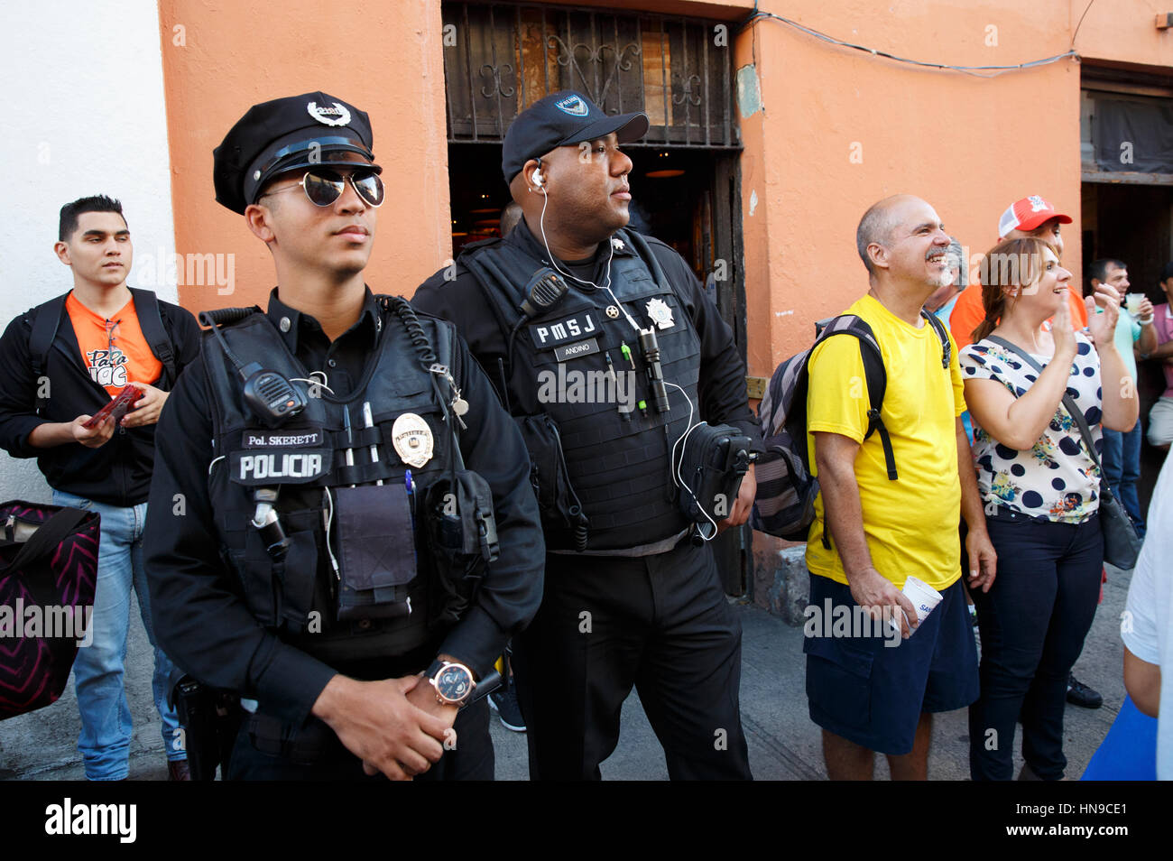 En patrouille de police, Festival de San Sebastian, San Juan, Puerto Rico Banque D'Images