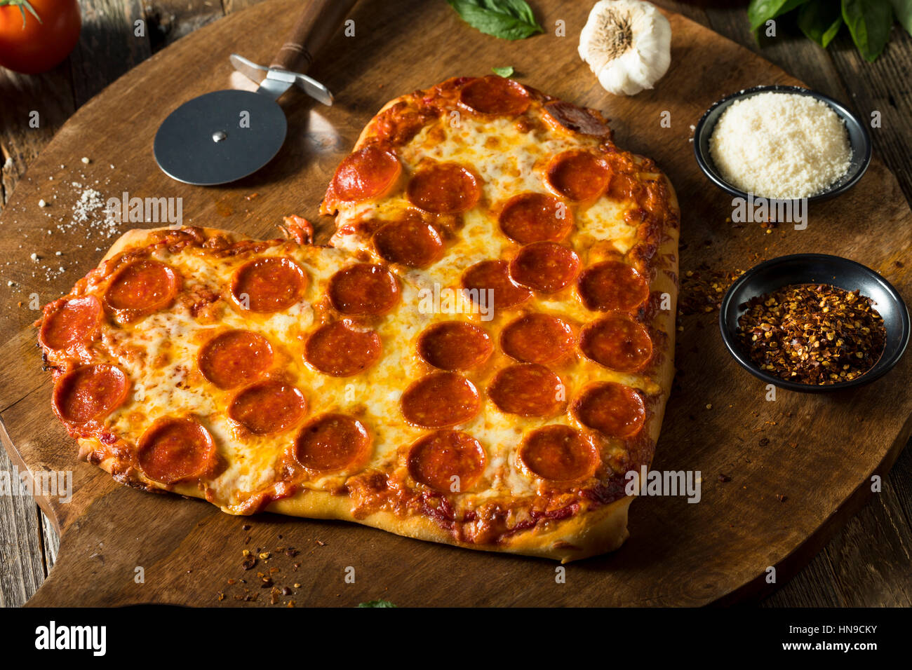En forme de coeur fait maison prêt à manger de la Pizza au Pepperoni Banque D'Images