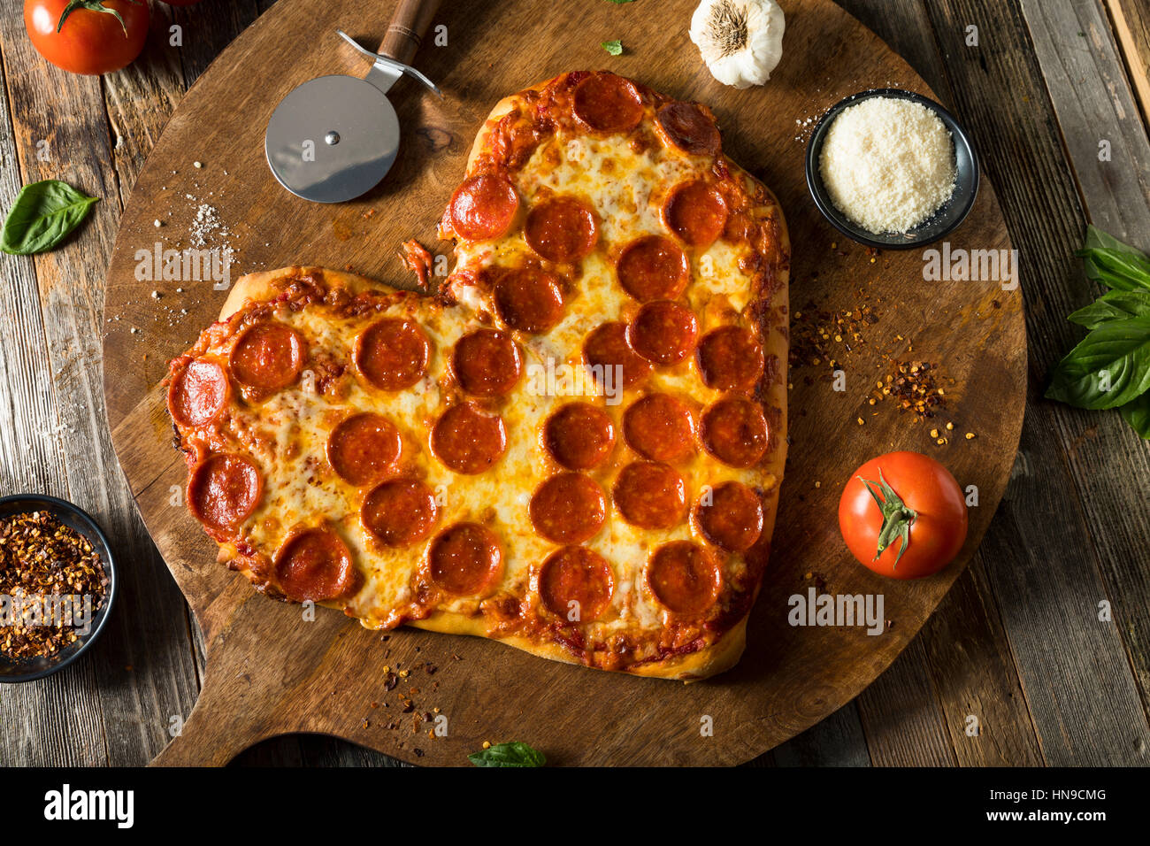 En forme de coeur fait maison prêt à manger de la Pizza au Pepperoni Banque D'Images
