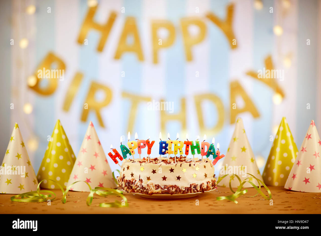 Bougies D Anniversaire Gateau Avec Des Lettres En Style Vintage Photo Stock Alamy