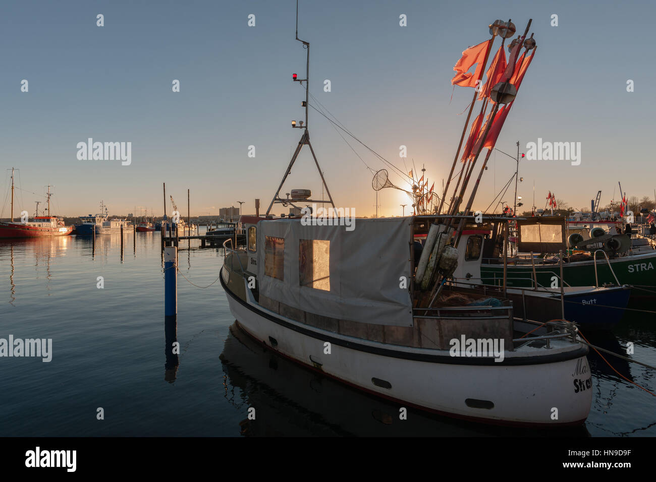 Le petit port de pêche de la communauté Strande près de Kiel avec ses bateaux de pêche, mer Baltique, Schleswig Holstein, Allemagne Banque D'Images