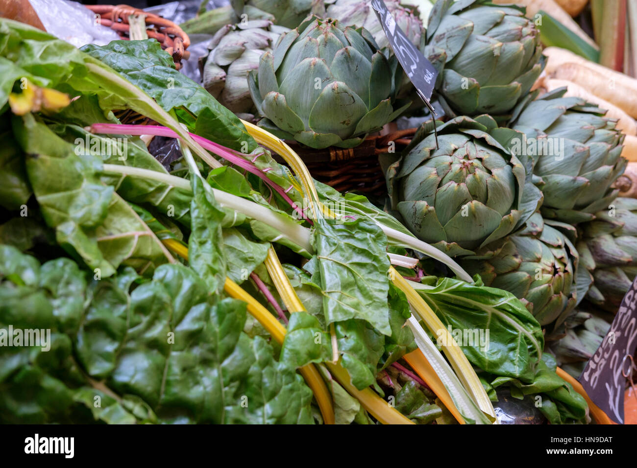 Greens sur vente-Calle et artichauts, Borough Market, London Banque D'Images
