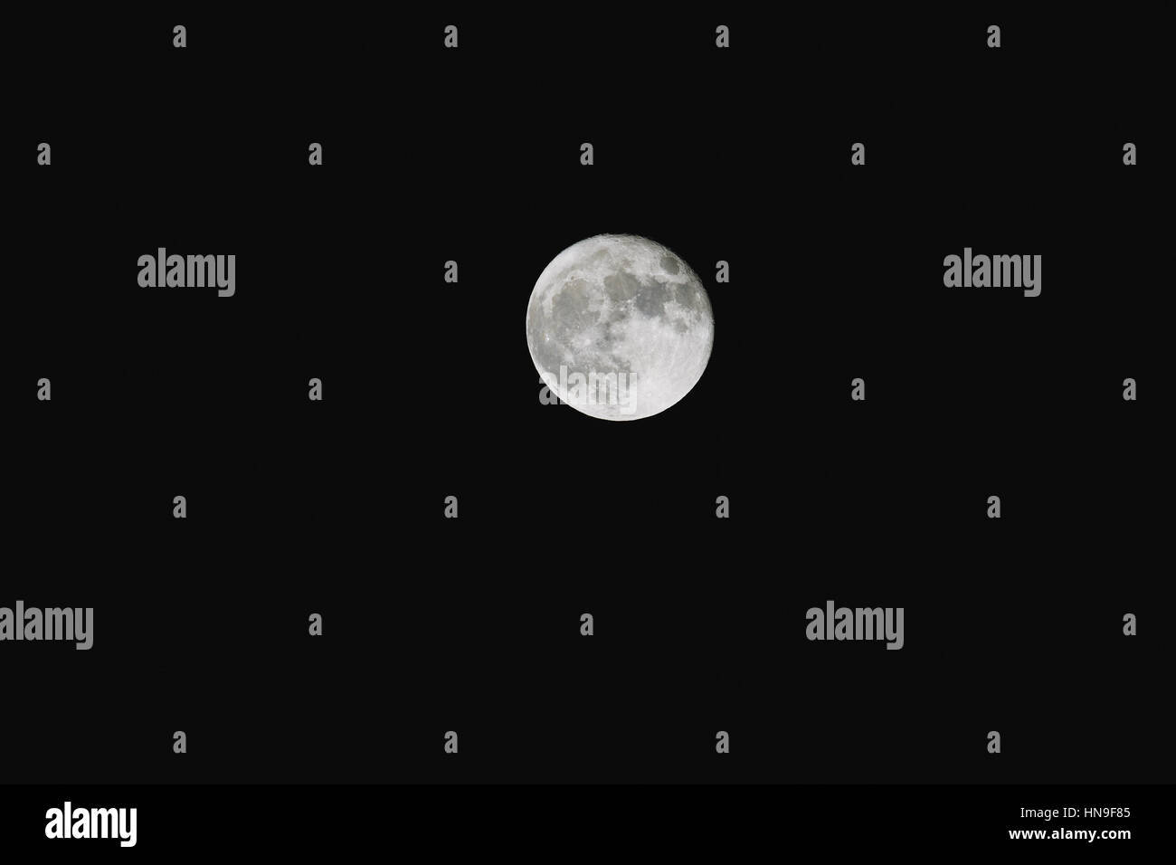 Pleine lune dans le ciel sombre Banque D'Images