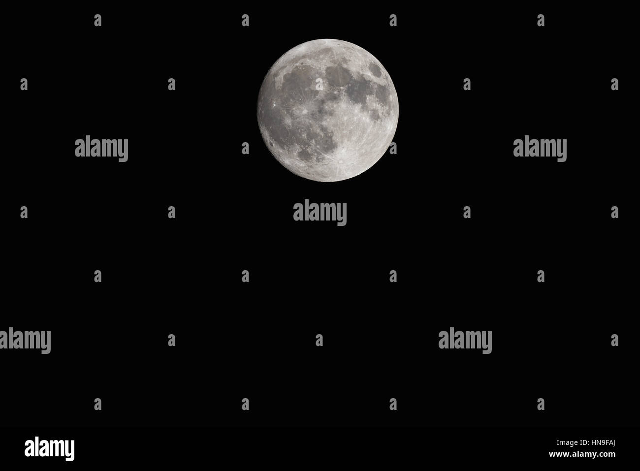 Pleine lune dans le ciel sombre Banque D'Images