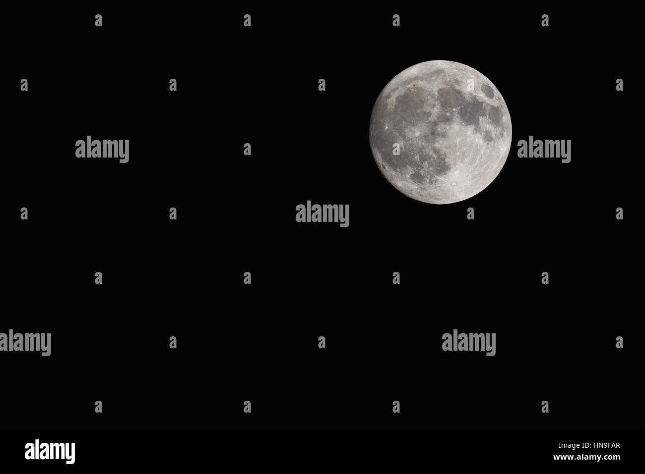 Pleine lune dans le ciel sombre Banque D'Images