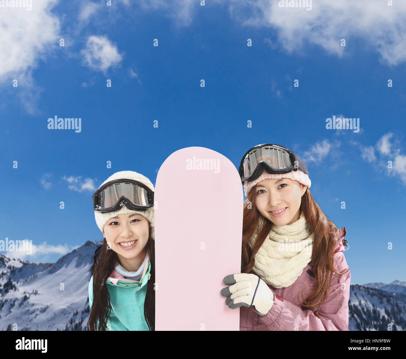 Les jeunes femmes japonaises snowboard Banque D'Images