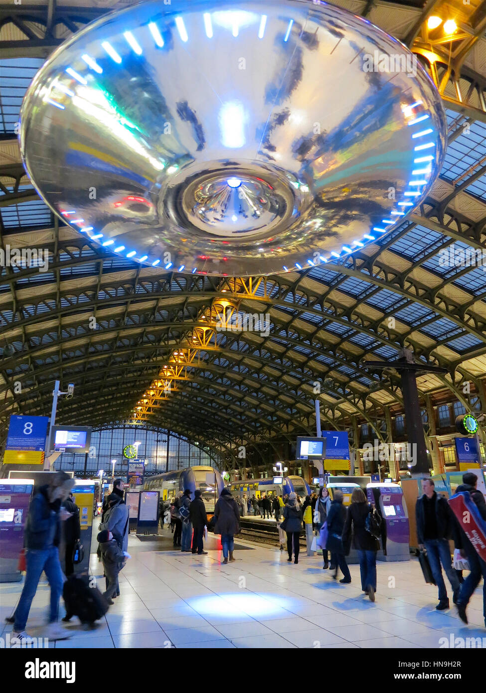 Ross Lovegrove 'OVNI' installation à la gare de Lille Flandres, France, dans le cadre de lille3000 fantastique, hiver 2012. Banque D'Images