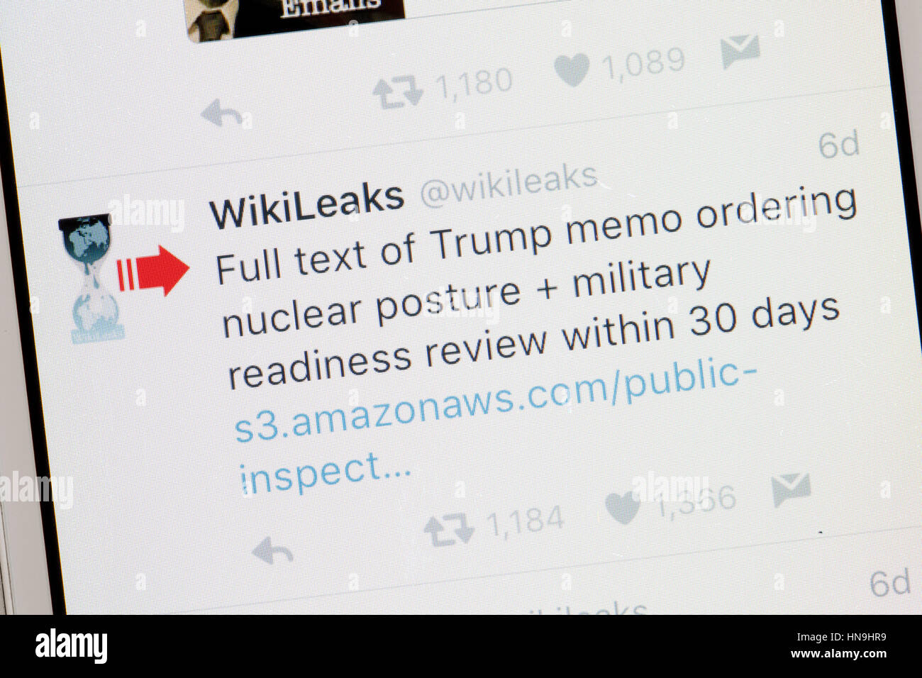 Message twitter de WikiLeaks sur l'écran du téléphone mobile - USA Banque D'Images