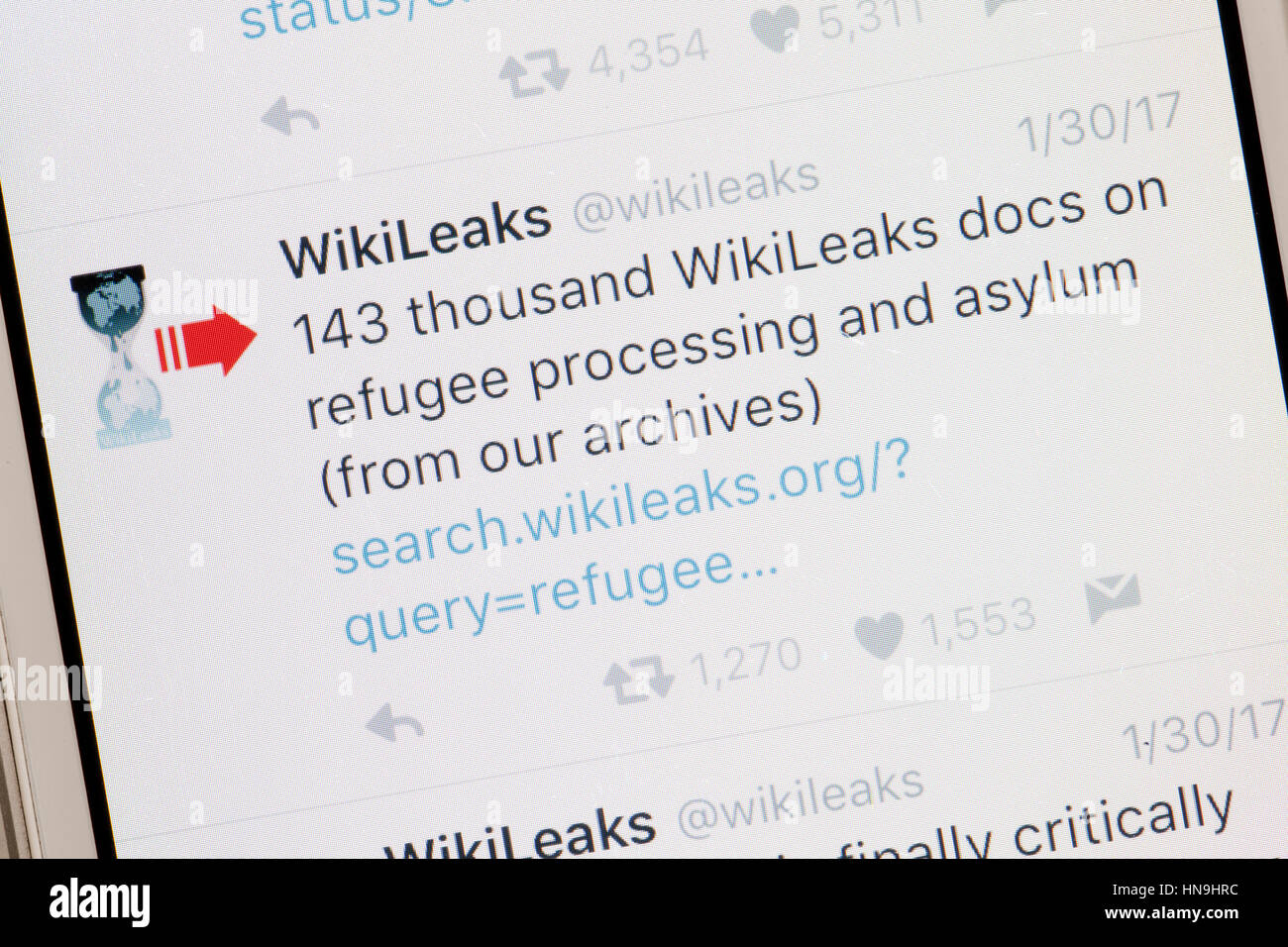 WikiLeaks tweet message sur l'écran du téléphone mobile - USA Banque D'Images